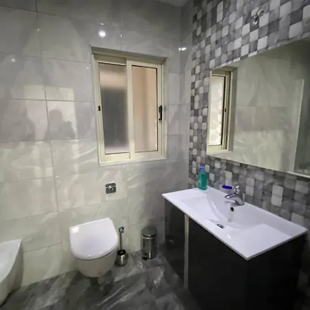 3 Floors House With Jacuzzi בית נופש