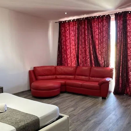 בית נופש 3 Floors House With Jacuzzi