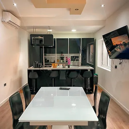 3 Floors House With Jacuzzi בית נופש *
