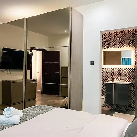 3 Floors House With Jacuzzi בית נופש